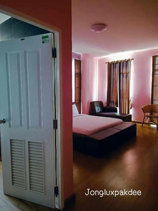 Bed and Breakfast Jong Lux Pak Dee Уттарадит Экстерьер фото